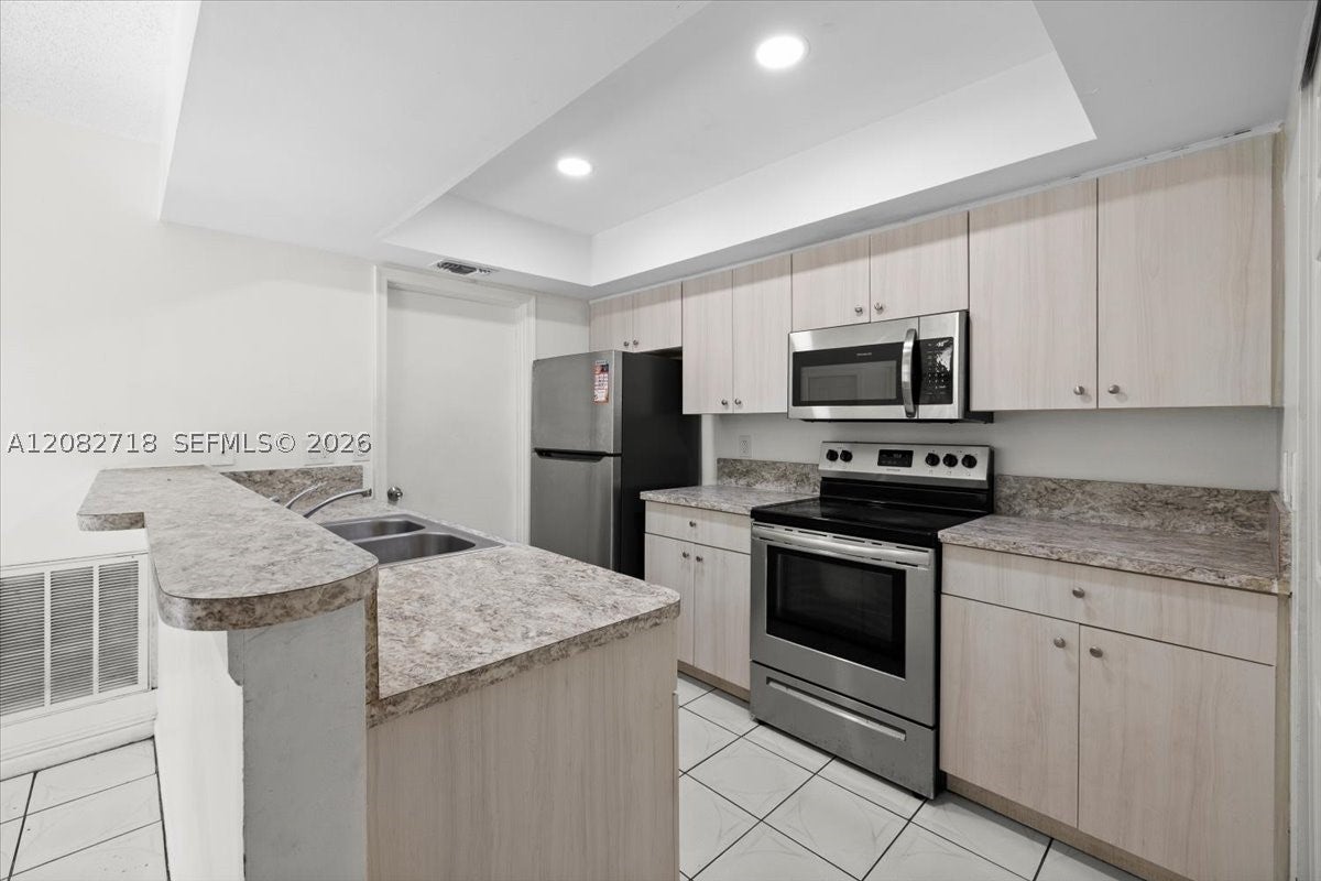 7425 SW 13th St, North Lauderdale FL 33068