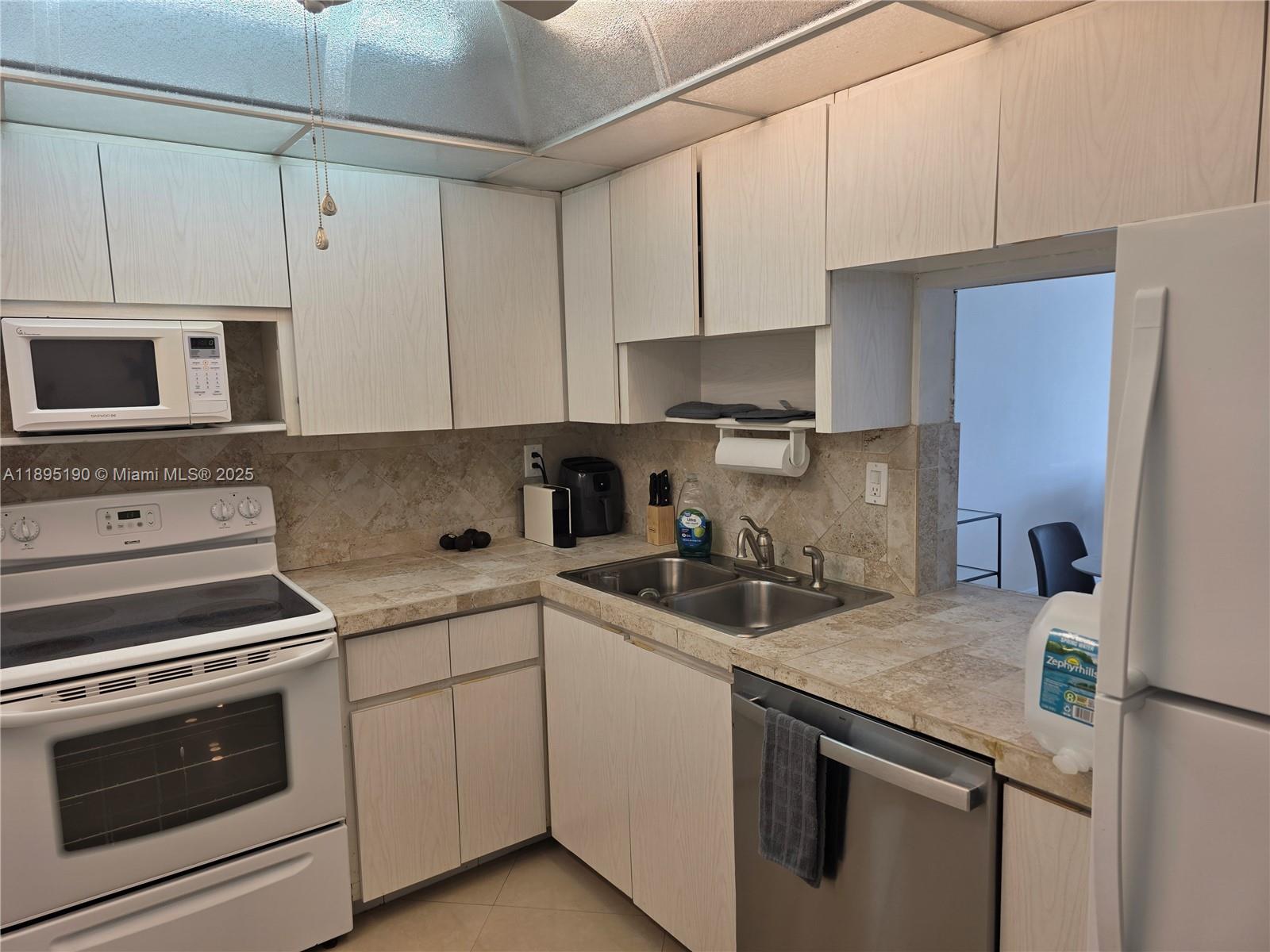 SIXTH FORUM CONDOMINIUM - Residential Lease