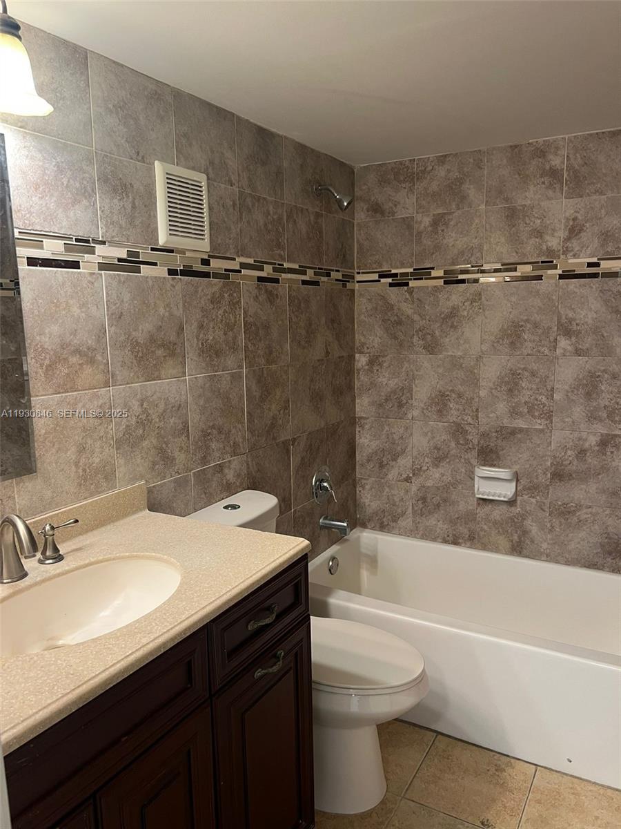 LAKESHORE AT UNIVERSITY P - Residential Lease