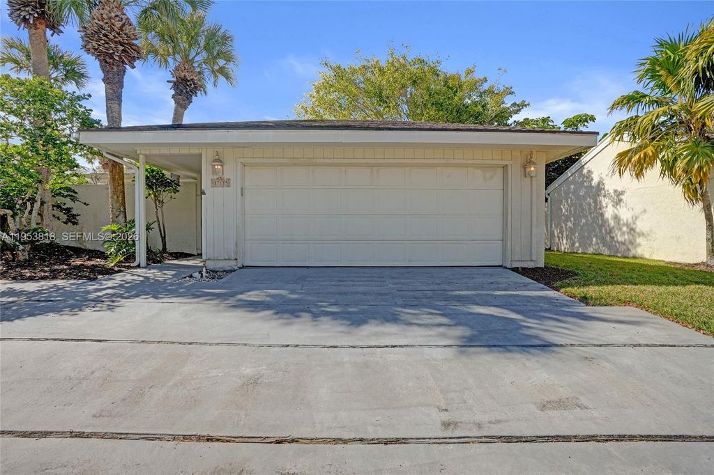 Photo of 17115 Bay St, Jupiter, FL 33477 (MLS # A11953818)