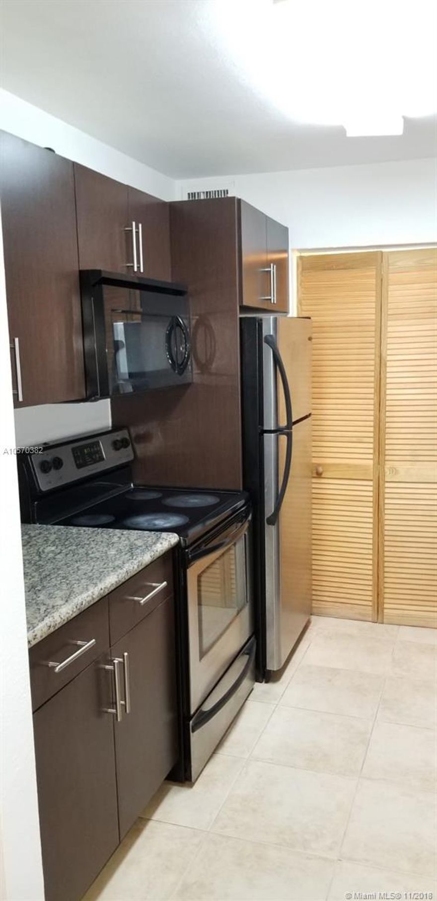 GREAT UNIT 1 BED/1BATH WITH LAMINATE FLOORS , GREAT AMENITIES INCLUDING GYM, CLUB HOUSE, PICNIC AREA AND COMMUNITY POOL, CONVENIENTLY LOCATED NEAR SHOPPING CENTERS, WASHER AND DRYER INSIDE THE UNIT.