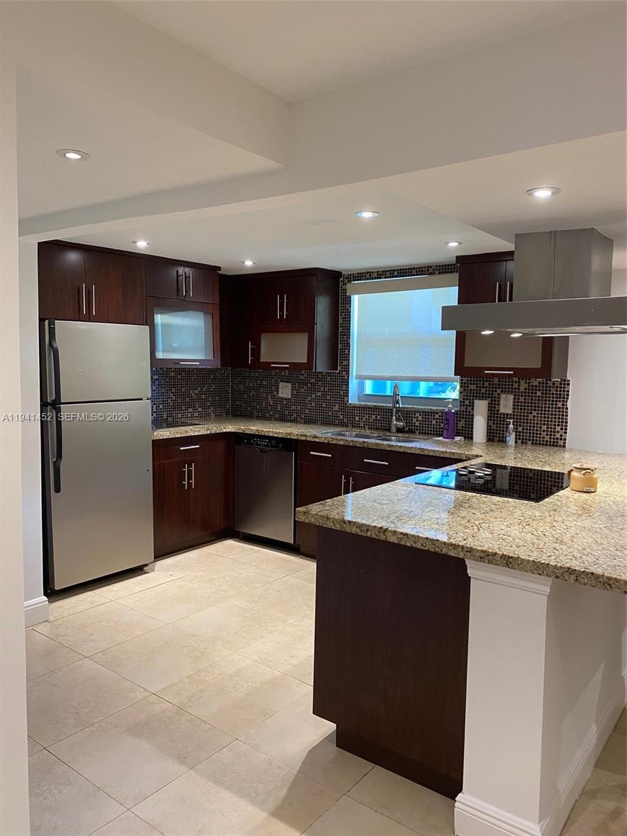 THE BEACH CLUB FONTAINEBL - Residential Lease