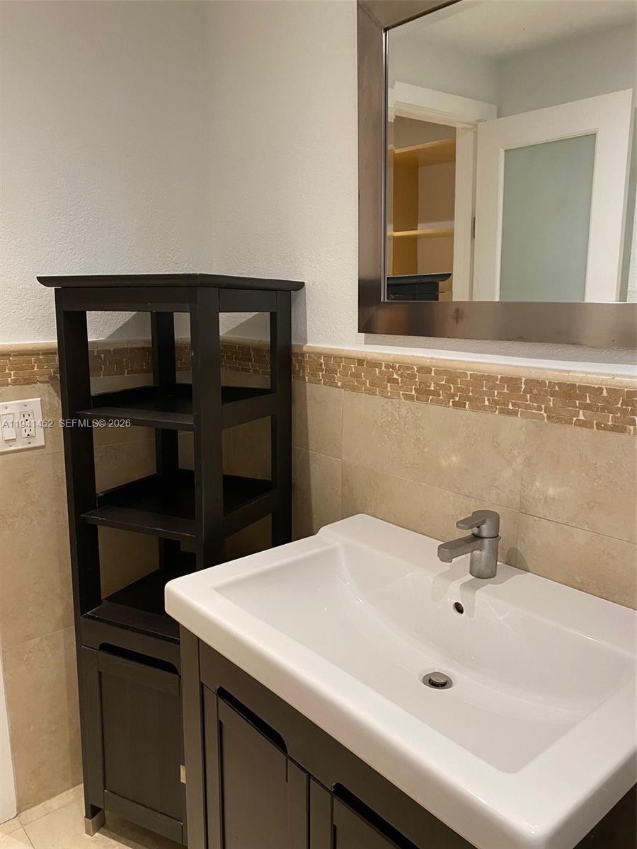 THE BEACH CLUB FONTAINEBL - Residential Lease