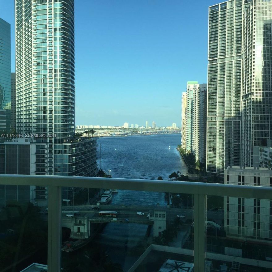 Breathtaking view of the bay and miami river. 130 sq feet balcon, resort style amenities. Walkind distance from brickell city center, restaurants and mor. Brickell loop station near by.