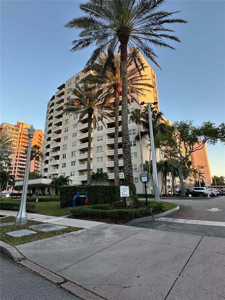 90 Edgewater Dr 910, Coral Gables, Broward County, Florida - 1 Bedrooms  
2 Bathrooms - 
