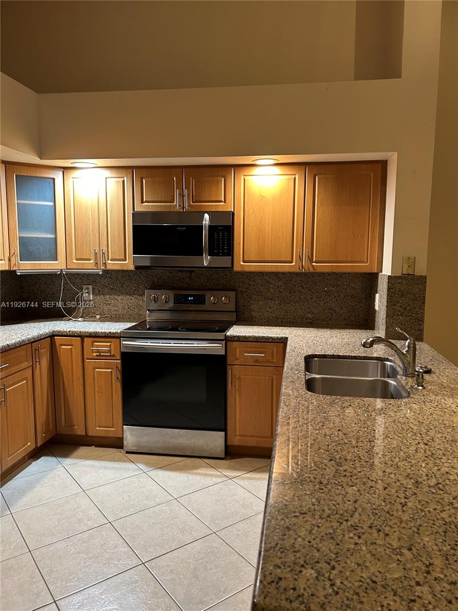 CORAL SPRINGS COUNTRY CLU - Residential