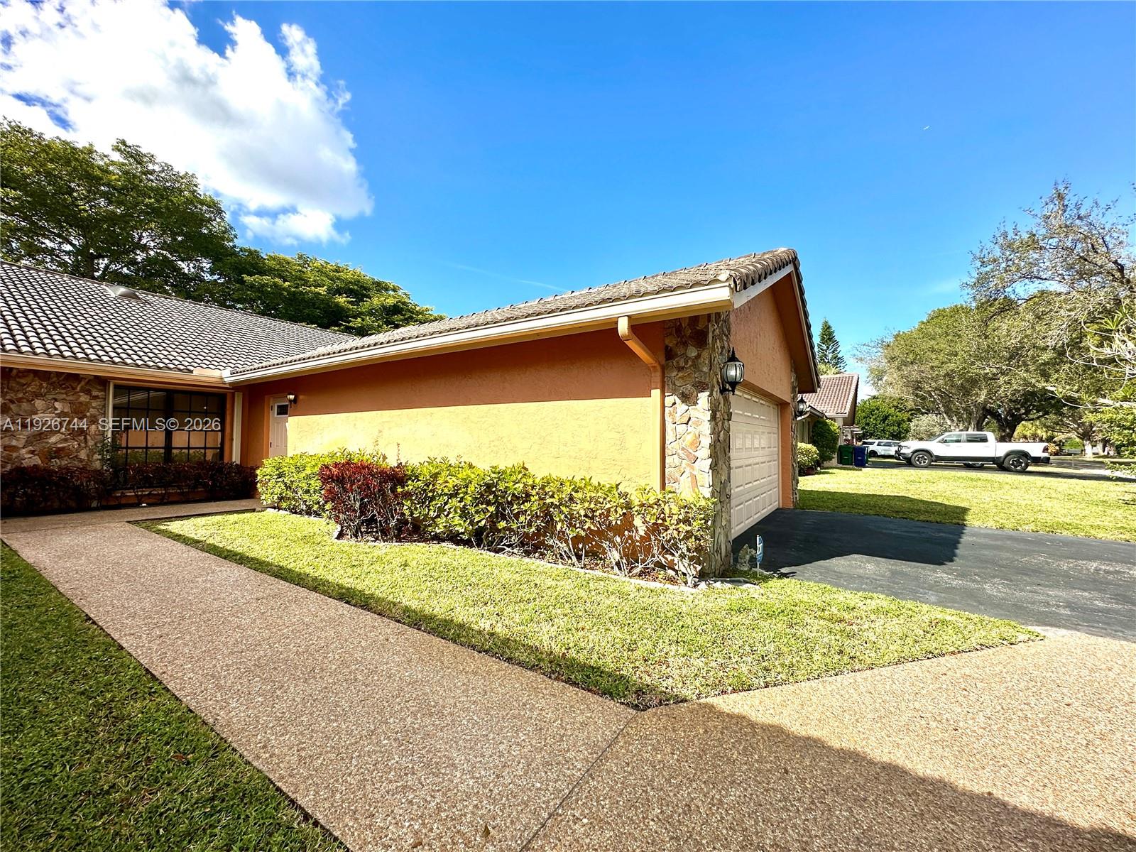 CORAL SPRINGS COUNTRY CLU - Residential