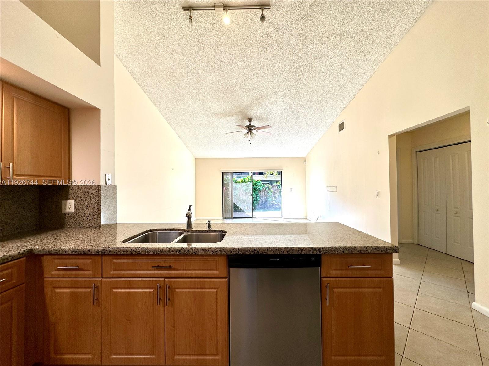 CORAL SPRINGS COUNTRY CLU - Residential
