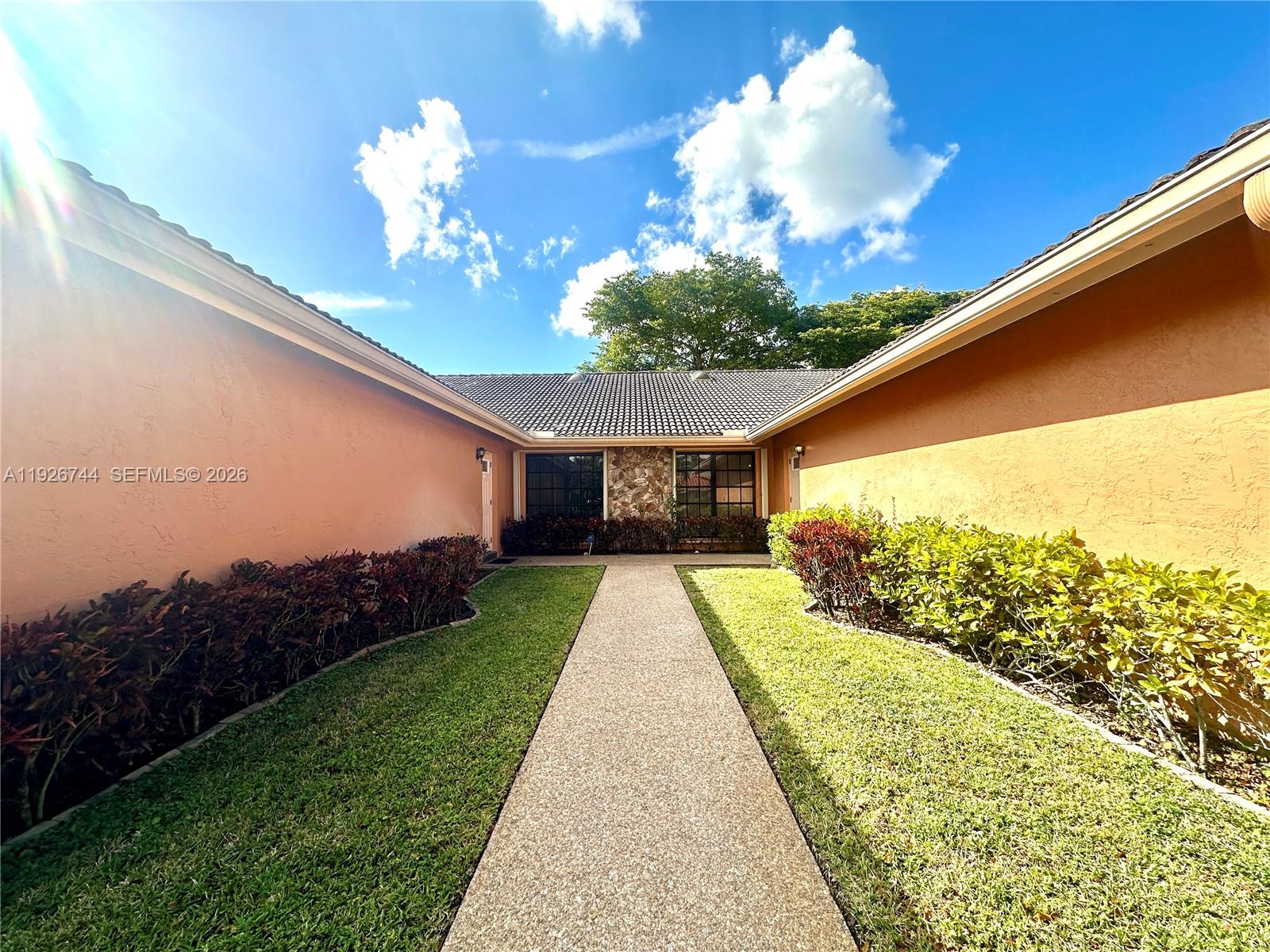 CORAL SPRINGS COUNTRY CLU - Residential