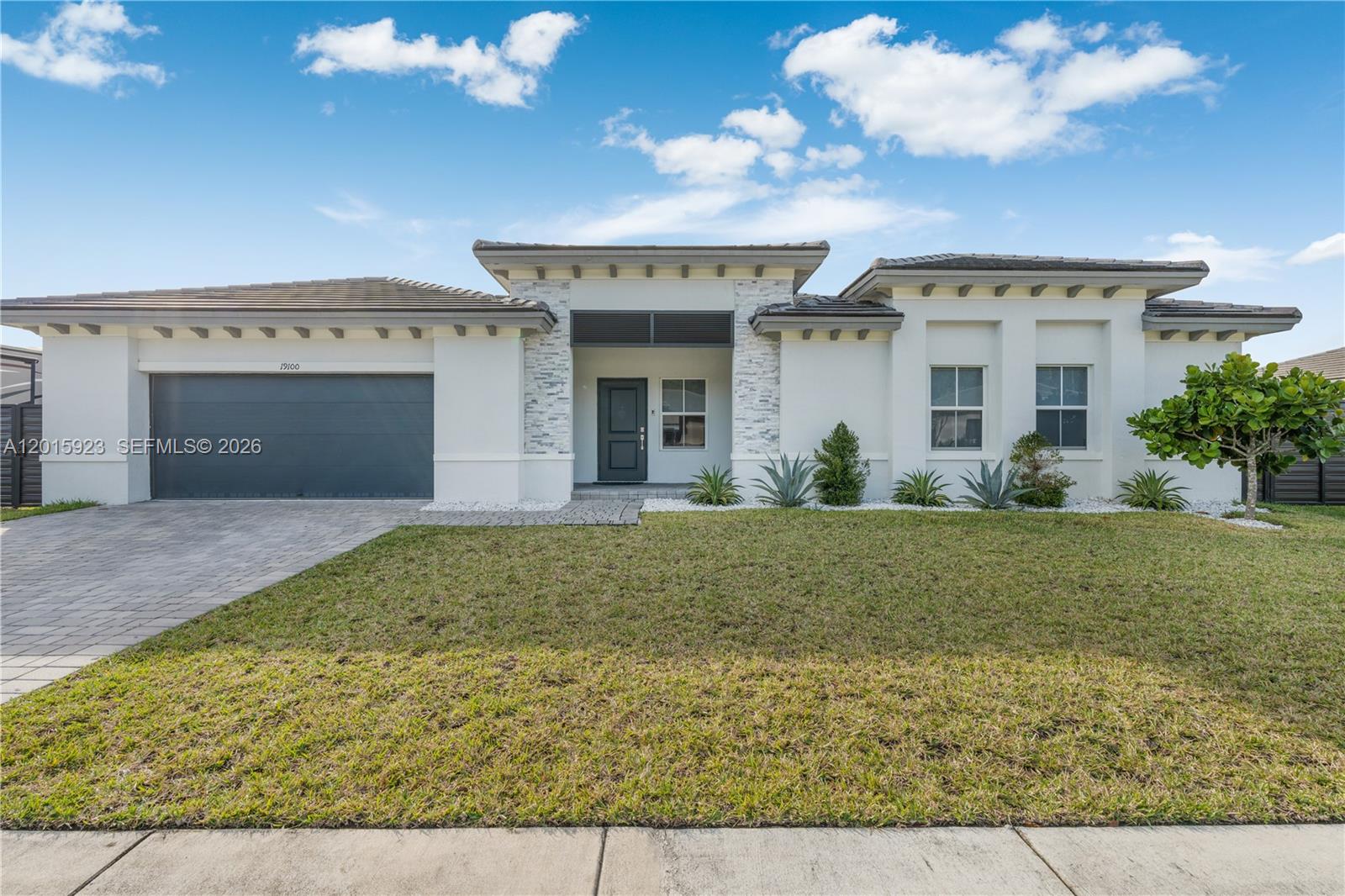 VALENCIA ACRES - Residential