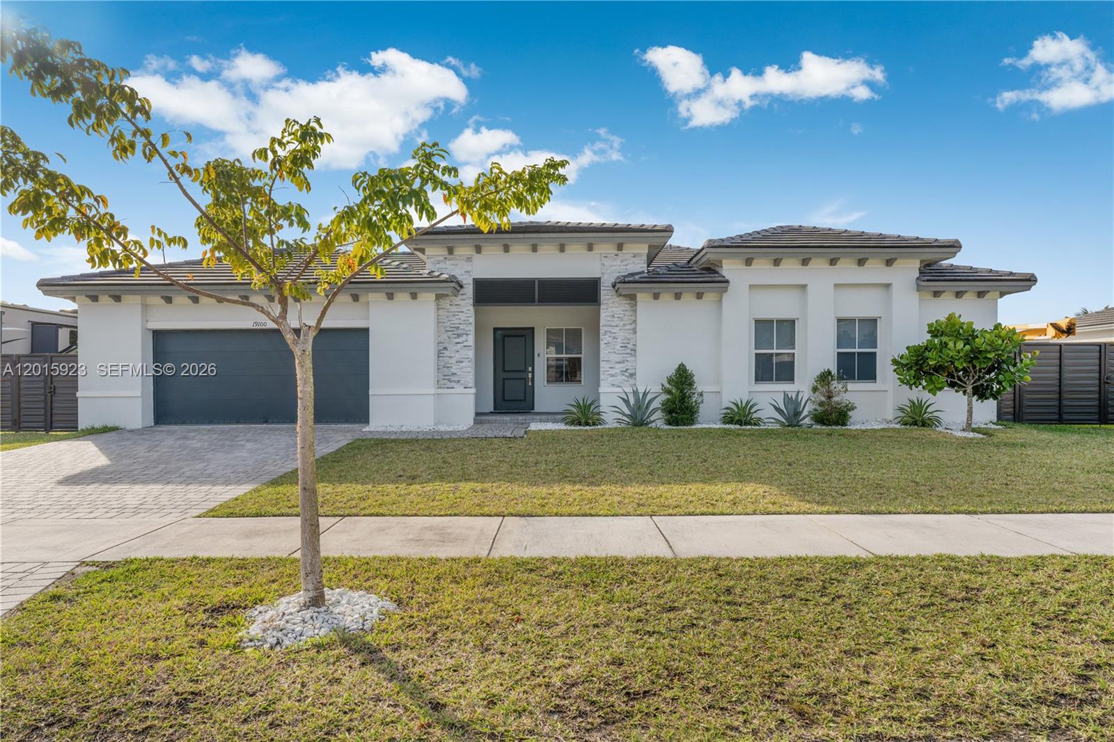 VALENCIA ACRES - Residential