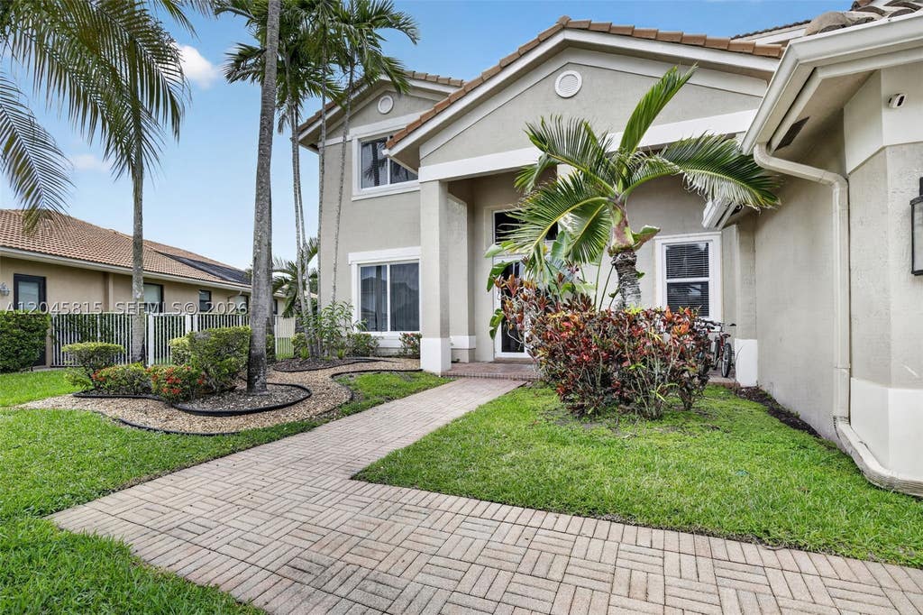 Photo of 981 Waterside Cir, Weston, FL 33327 (MLS # A12045815)