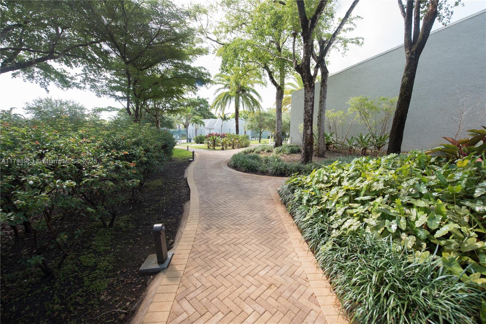 GREENGLADES CONDO 7 - Residential