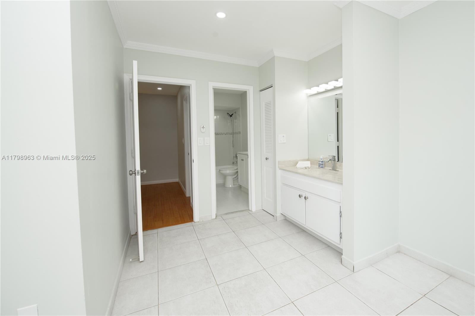 GREENGLADES CONDO 7 - Residential