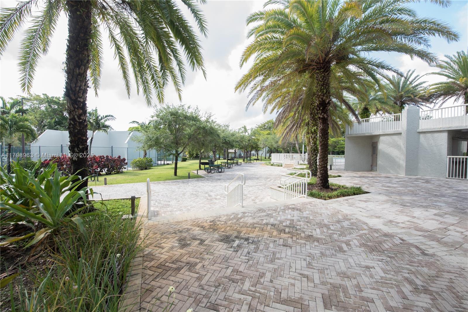 GREENGLADES CONDO 7 - Residential