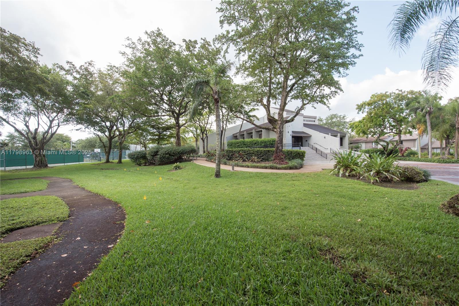 GREENGLADES CONDO 7 - Residential