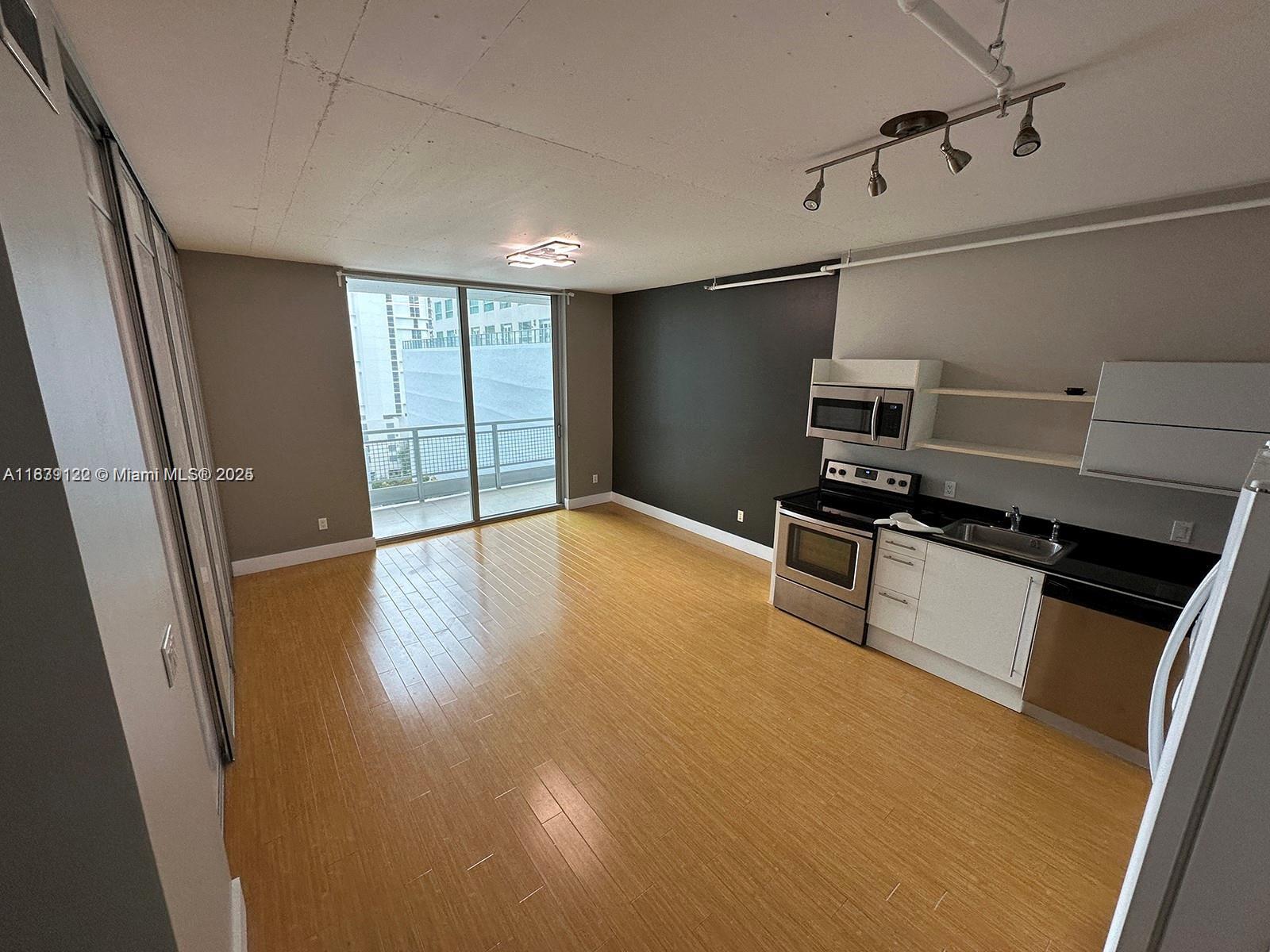 Just remodeled! Enjoy this amazing 1 Bedroom / 1 Bath Residence in Neo Vertika, with fantastic modern appliances and finishes. This Luxury Condo Rental is featuring amazing views of the city, the pool, the amenities and an increÃble modern design living experience. Unfurnished, with 1 assigned parking in one of best residential condo buildings in the Miami River and Brickell, right across the street from Brickell City Center and the new Underline park.