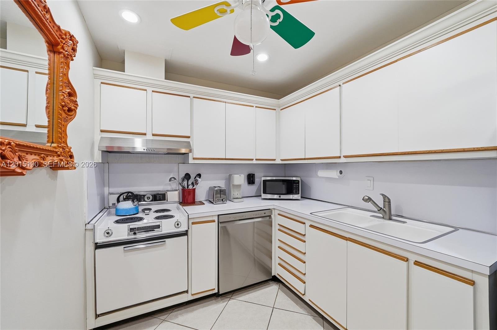 BAY COLONY CLUB CONDO - Residential Lease