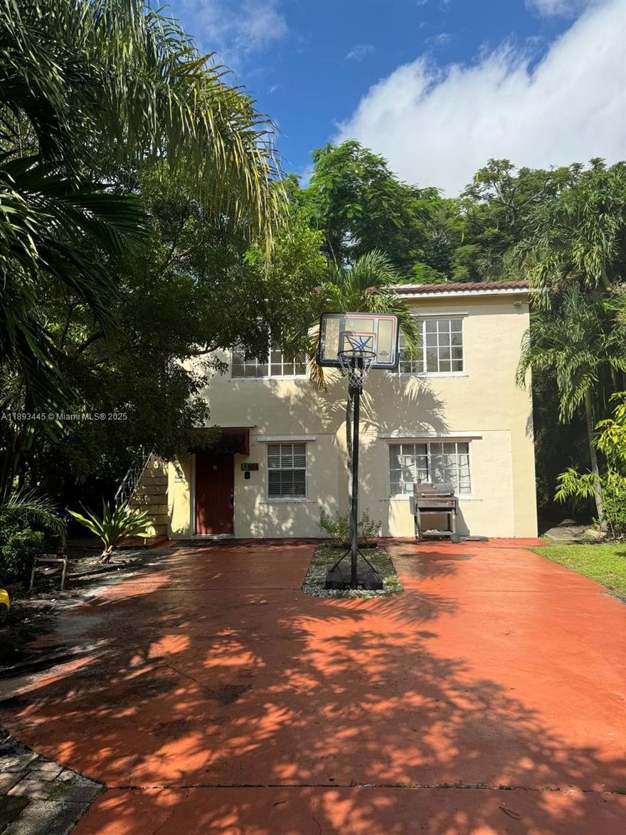 Charming studio apartment with refrigerator, stove, washer, and dryer. Located in a good neighborhood with a great location, this space offers both comfort and convenience.