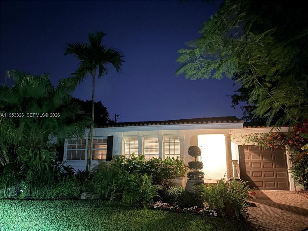 Photo of 300 Manor Pl, Coral Gables, FL 33133 (MLS # A11953326)