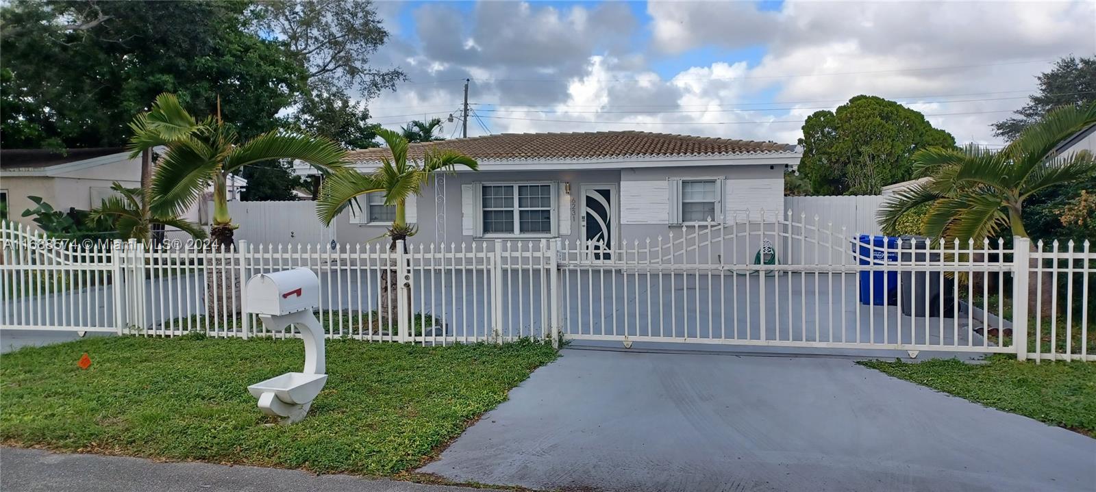 Rental Property at 6231 Mayo St St, Hollywood, Broward County, Florida - Bedrooms: 3 
Bathrooms: 1  - $3,000 MO.