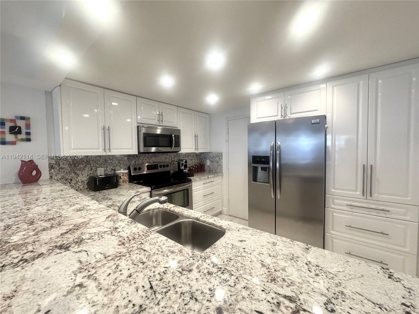 HALLMARK OF HOLLYWOOD CON - Residential Lease