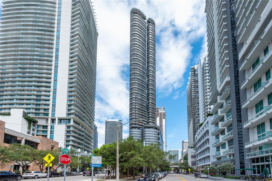 Two-story, 18th floor townhouse in the SW corner line in Brickell Flatiron offering dazzling city and sunset views. This unique luxe residence comprises 5,251-sf of total indoor and outdoor space, including 5 beds, 5.5 baths, expansive living areas, 2 wraparound terraces, and outstandingly, 5 parking spaces and a 23’ x 9’ AC storage unit. Wraparound walls of glass enclose the corner 18-floor living room and Snaidero kitchen, and the corner 17-floor master suite. Smart control system, automated shades and blackouts in all beds, 10-to-12 feet ceilings throughout, and many walk-in closets complete this unit. Extravagant amenities, 2 pools on the 64th and 18th floor, rooftop spa and fitness center, movie theater, clubroom, playground, lounge room. Located in the heart of urban Brickell!
