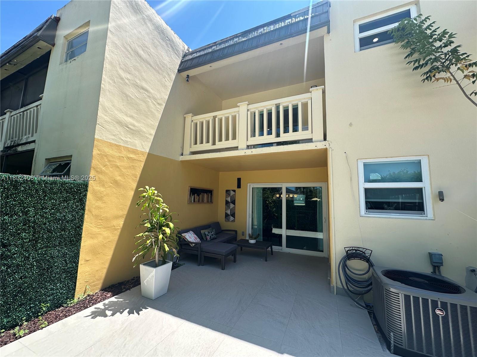 KENDALE LK TOWNHOUSE COND - Residential