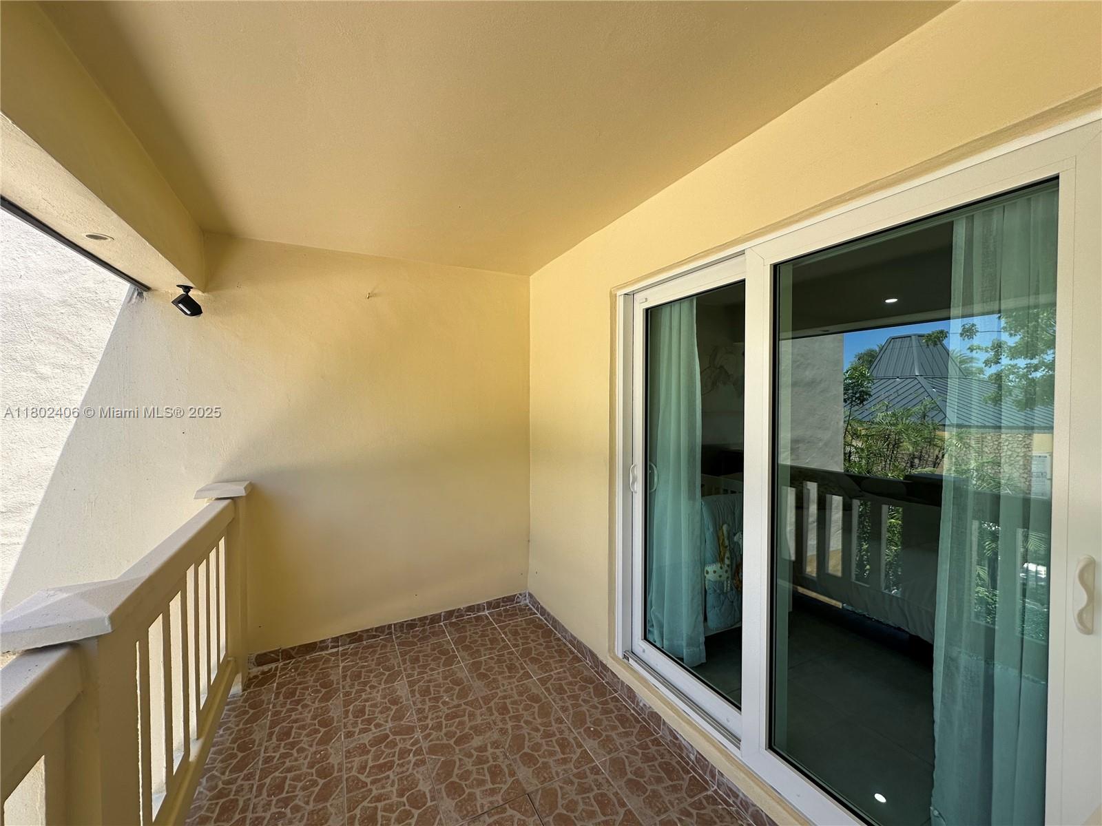 KENDALE LK TOWNHOUSE COND - Residential