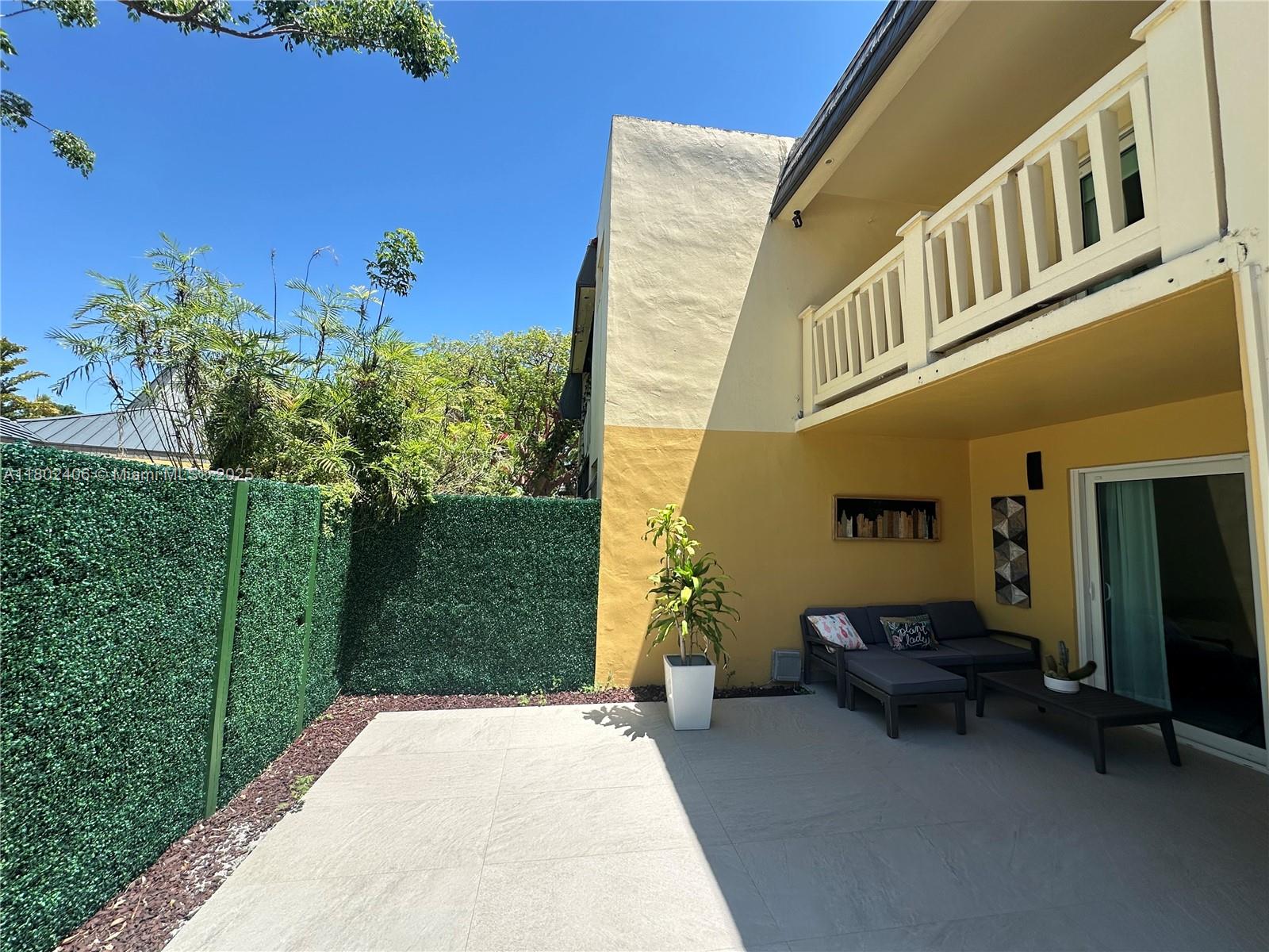 KENDALE LK TOWNHOUSE COND - Residential