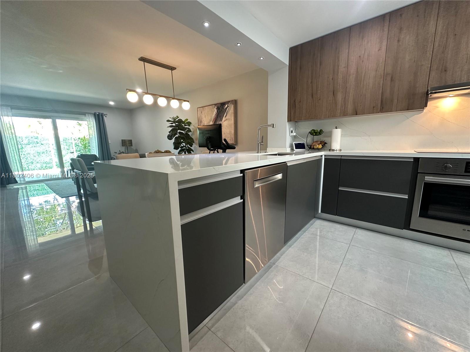 KENDALE LK TOWNHOUSE COND - Residential