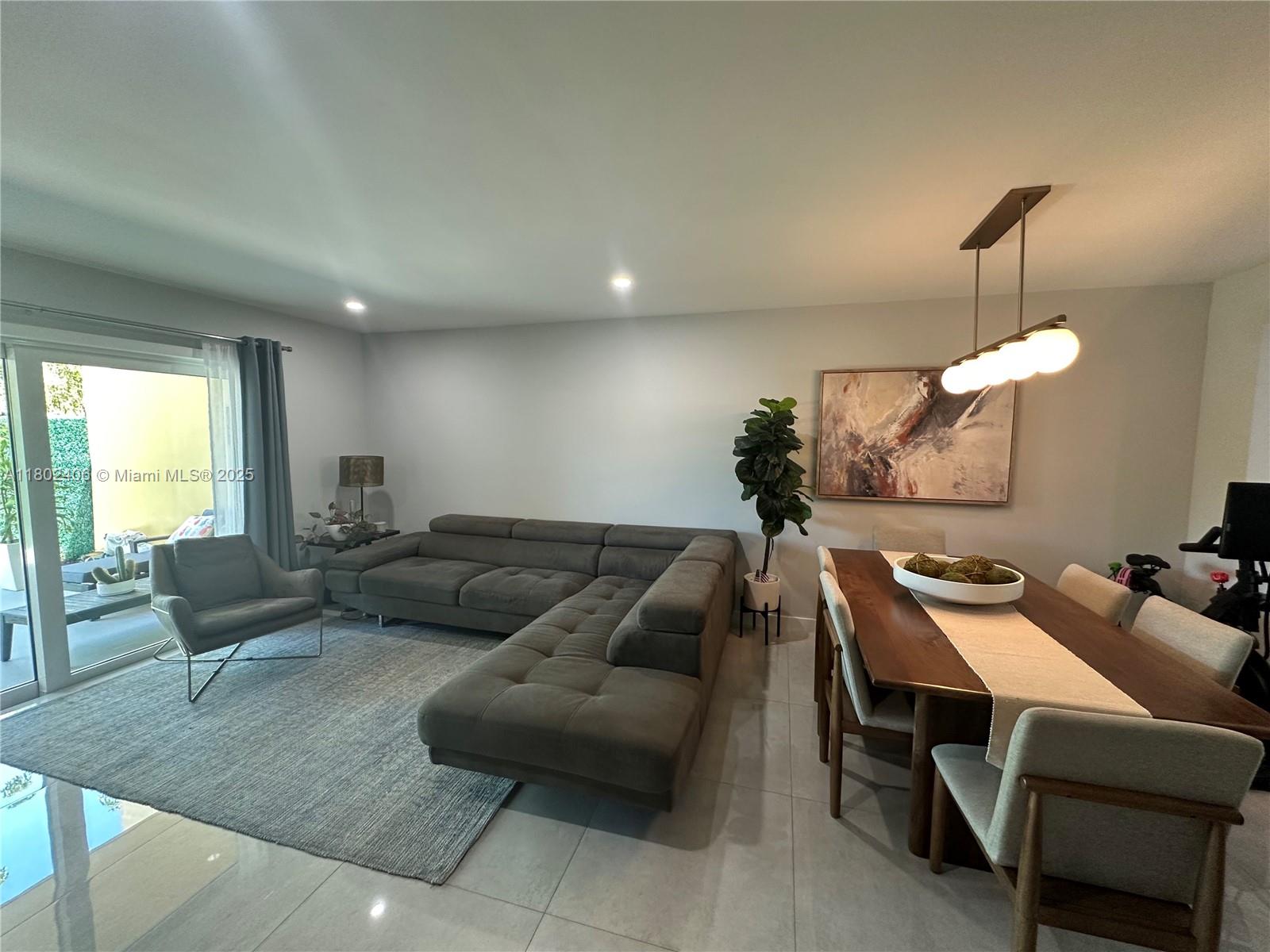 KENDALE LK TOWNHOUSE COND - Residential