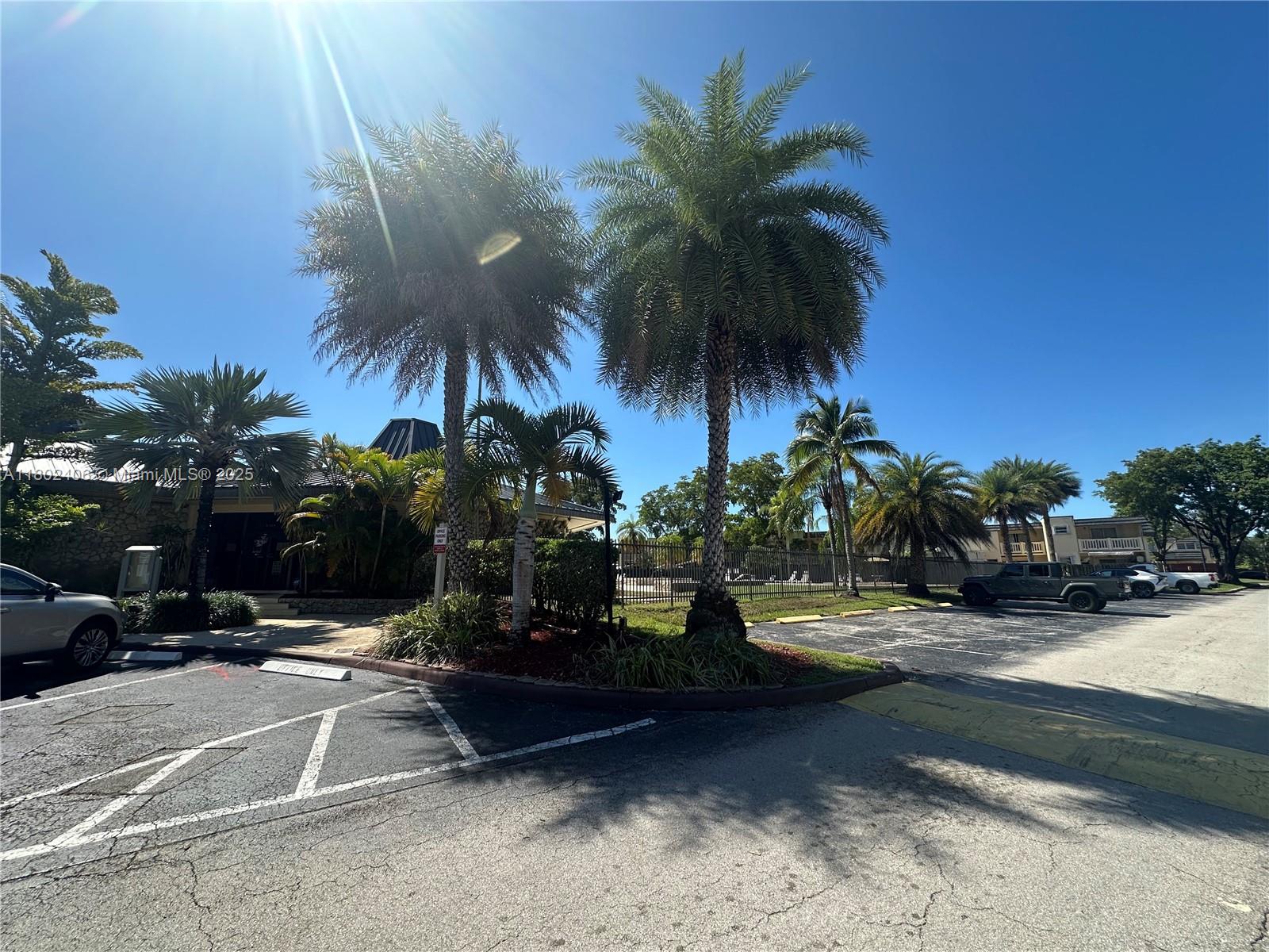 KENDALE LK TOWNHOUSE COND - Residential