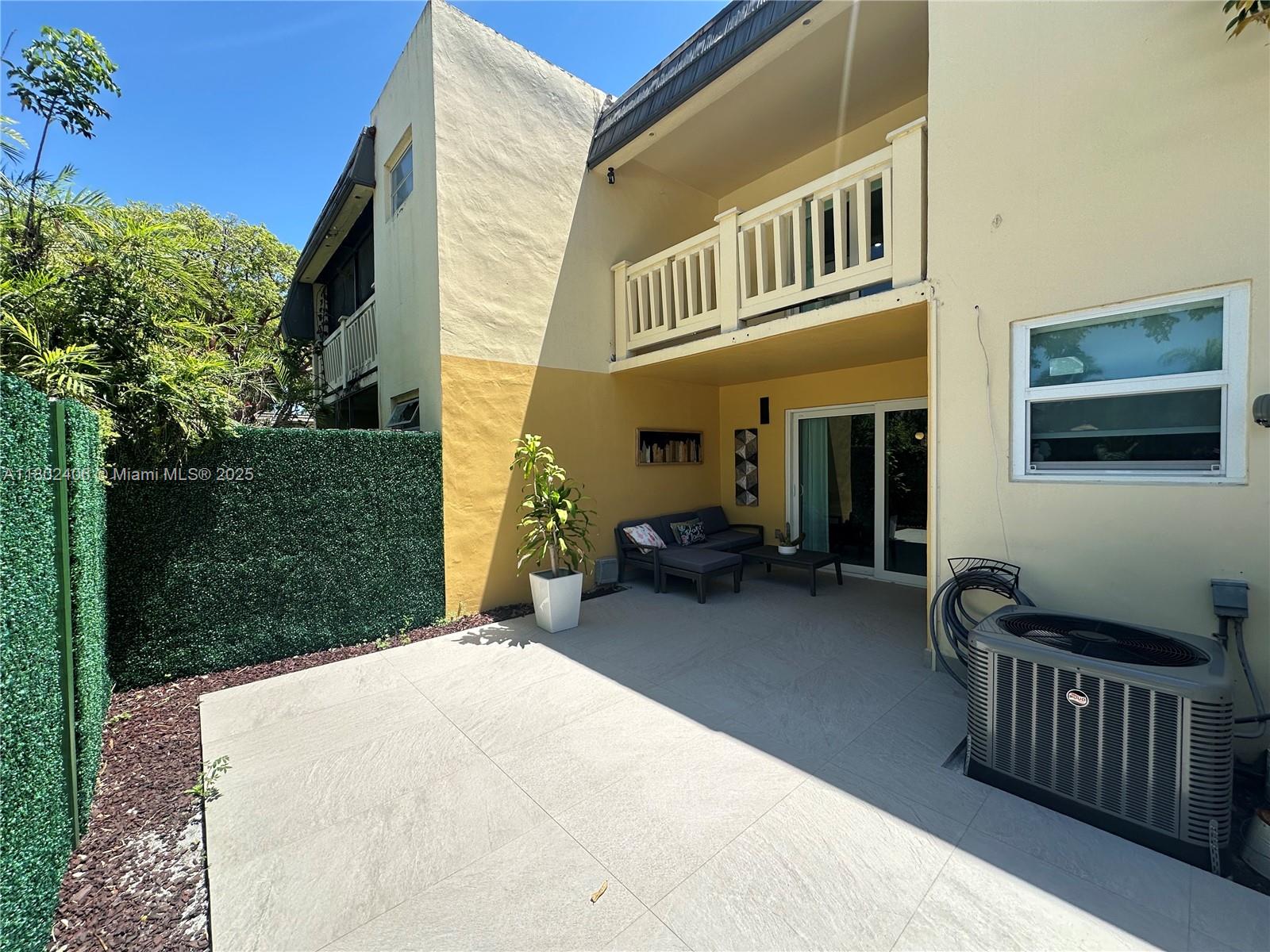 KENDALE LK TOWNHOUSE COND - Residential