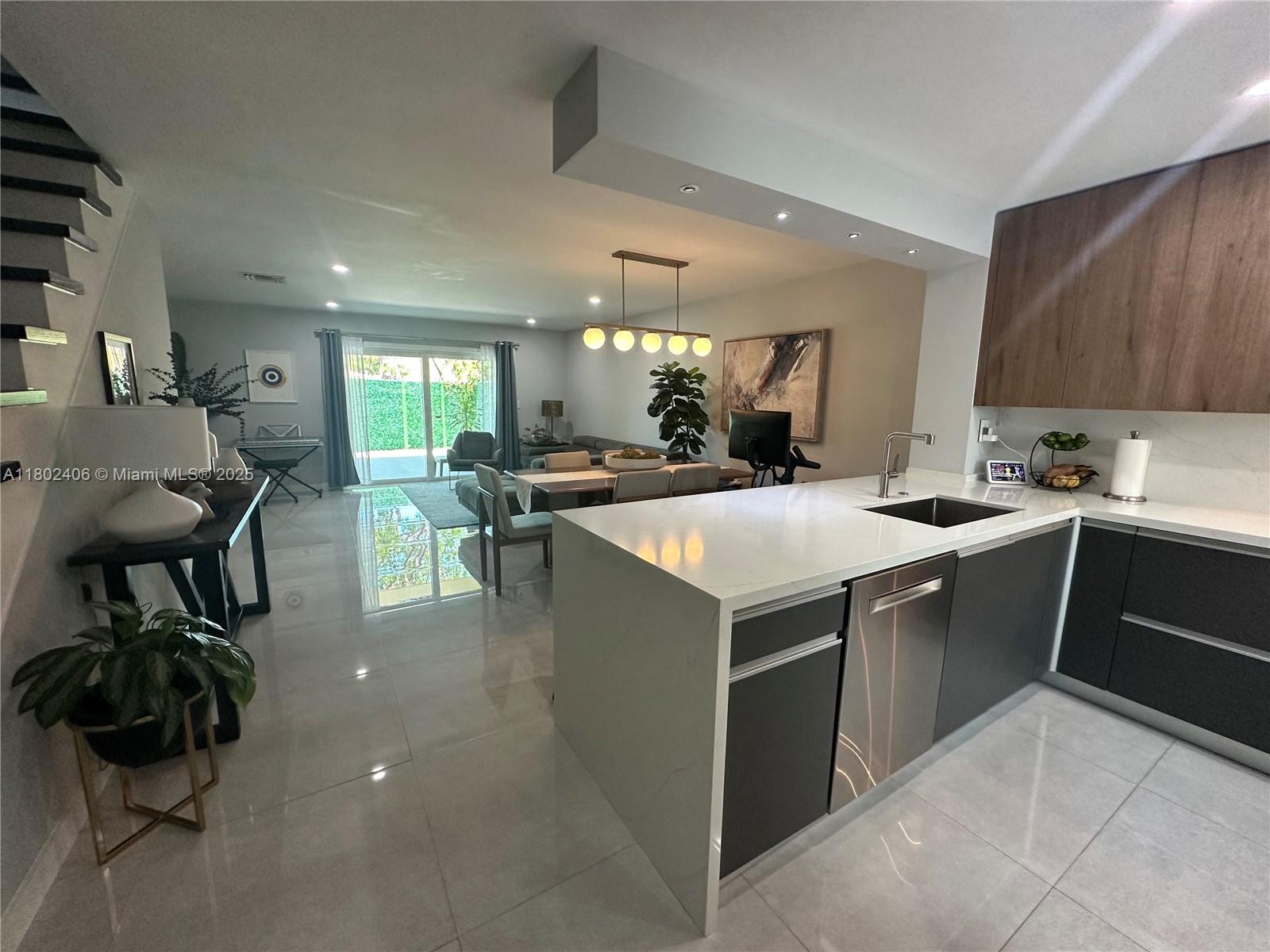 KENDALE LK TOWNHOUSE COND - Residential