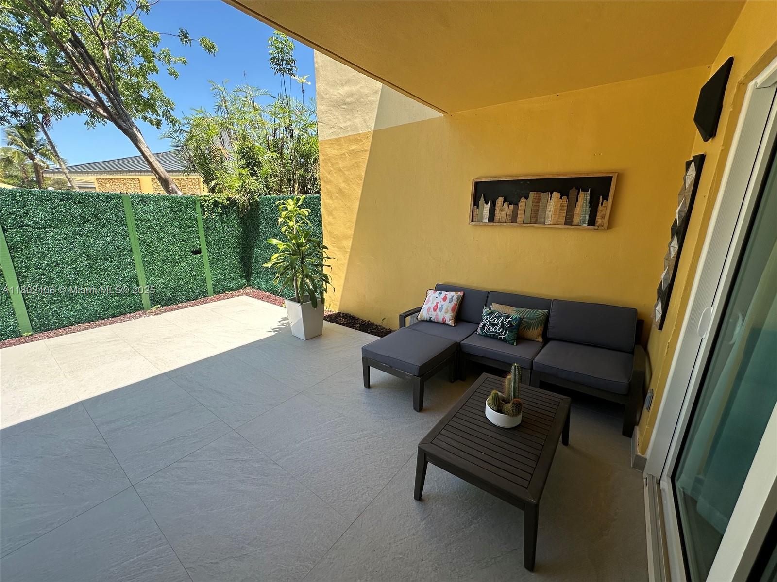 KENDALE LK TOWNHOUSE COND - Residential