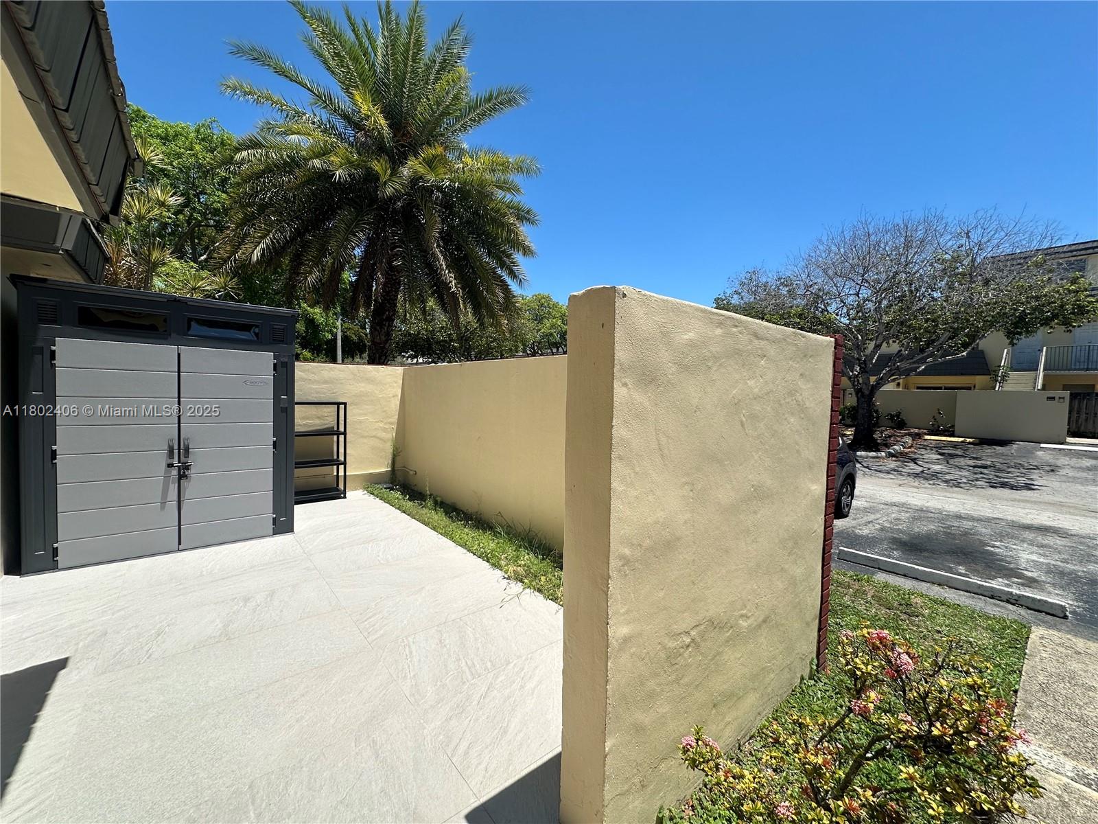 KENDALE LK TOWNHOUSE COND - Residential