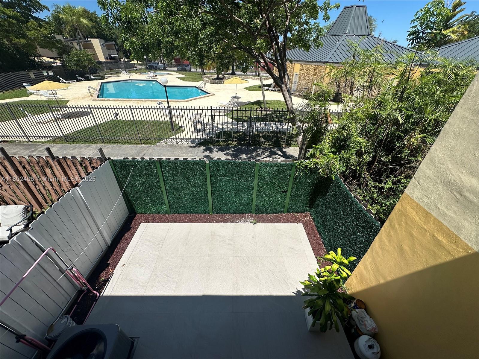 KENDALE LK TOWNHOUSE COND - Residential