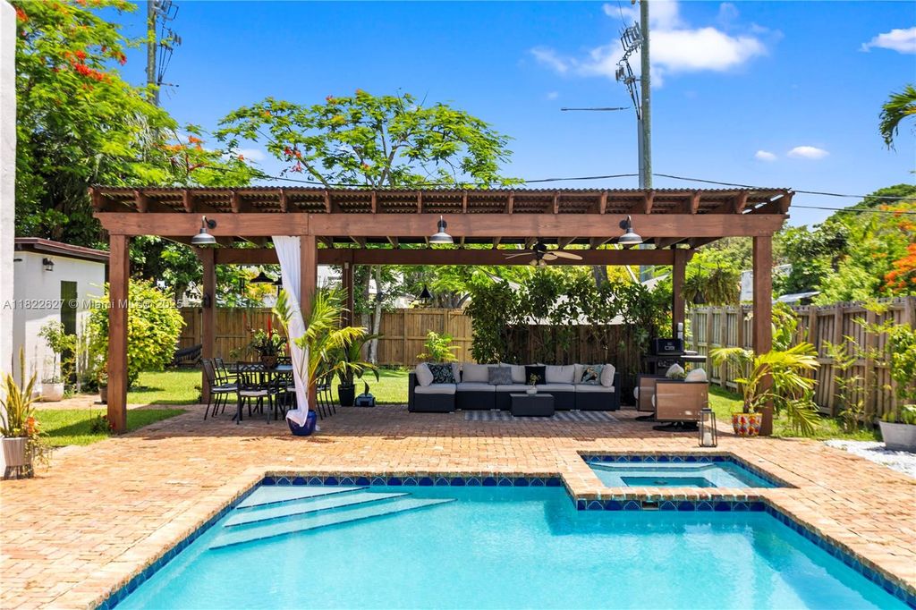 Photo of 410 SW 18th Ct, Fort Lauderdale, FL 33315 (MLS # A11822627)