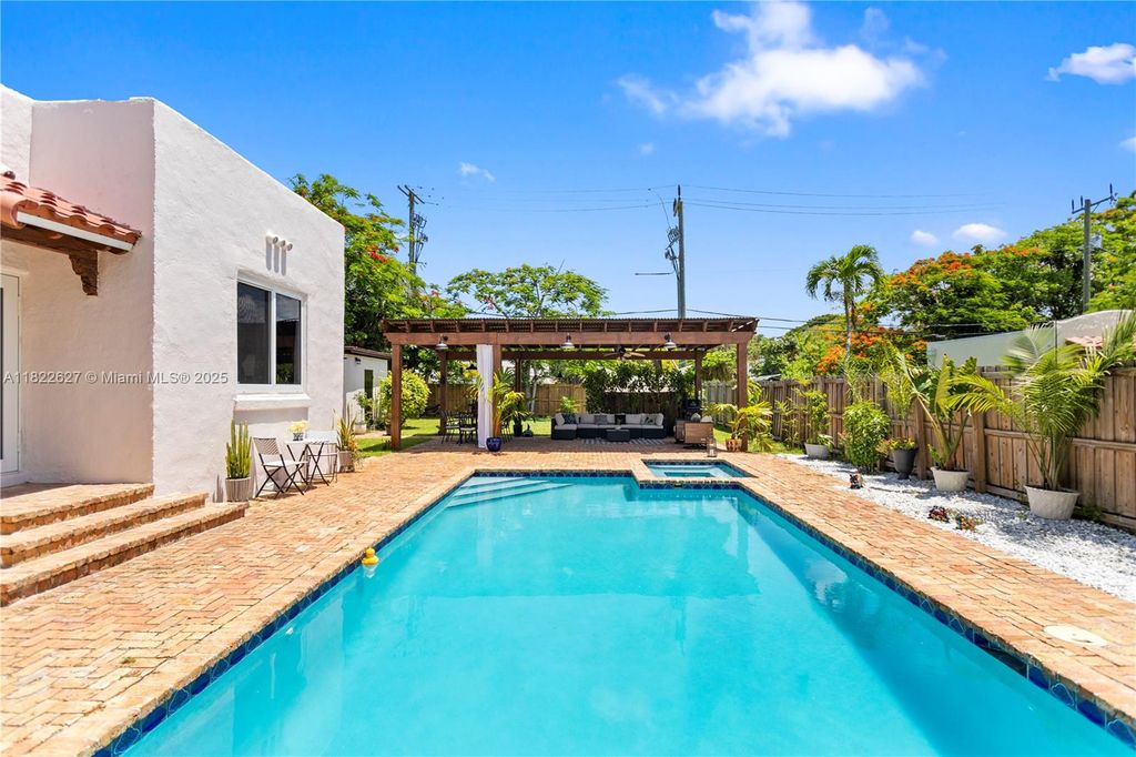 Photo of 410 SW 18th Ct, Fort Lauderdale, FL 33315 (MLS # A11822627)