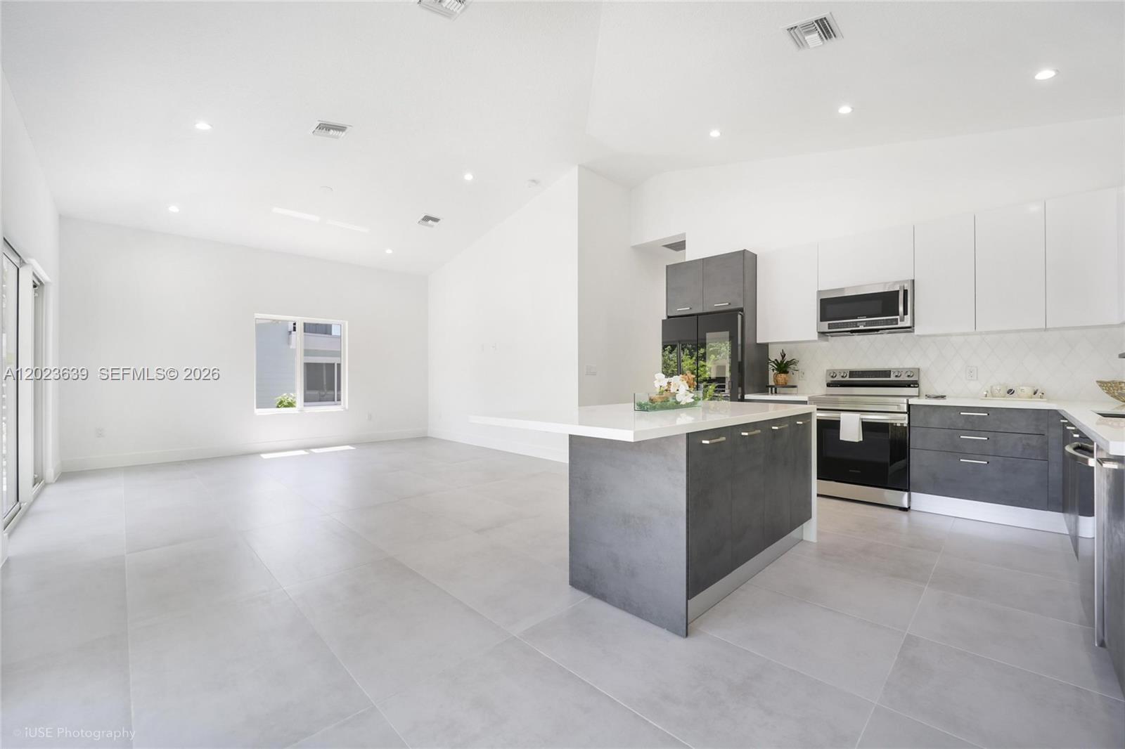BOWENS ADD RIVIERA VILLAG - Residential