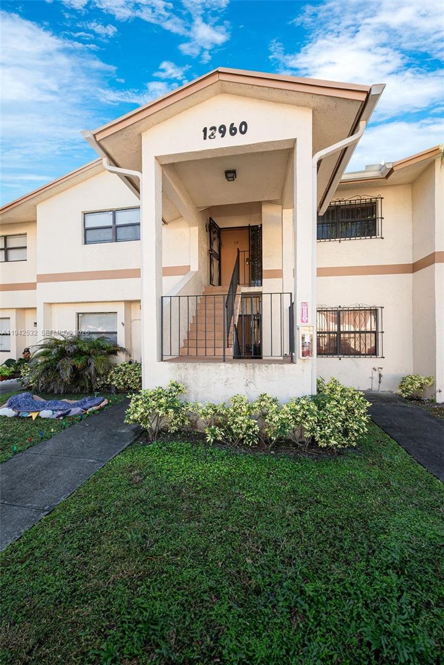 Come to live in this spacious 1bed with 1bath in 2nd floor apartment in the demanding area of Kendall. This unit have nice good looking laminate in all floors, new AC unit , new appliances, new washer and dryer. Natural light in the whole apartment, master bedroom with a full bath, separate vanity area, a very spacious walking closet. VERY LOW ASSOCIATION FEES AND RESERVES IN HOA