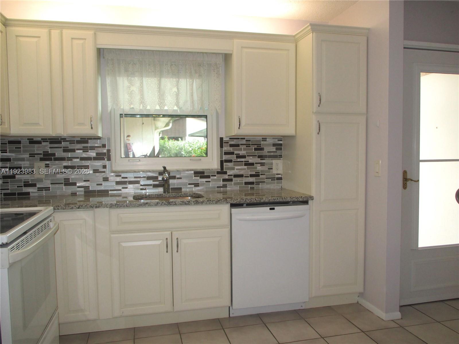 TWIN LAKES SOUTH & TOWN V - Residential