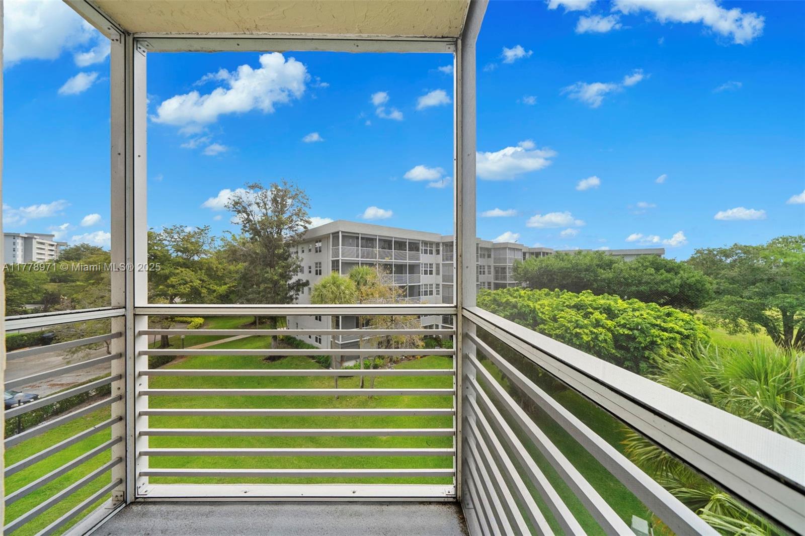 NO 102 PALM-AIRE COUNTRY - Residential