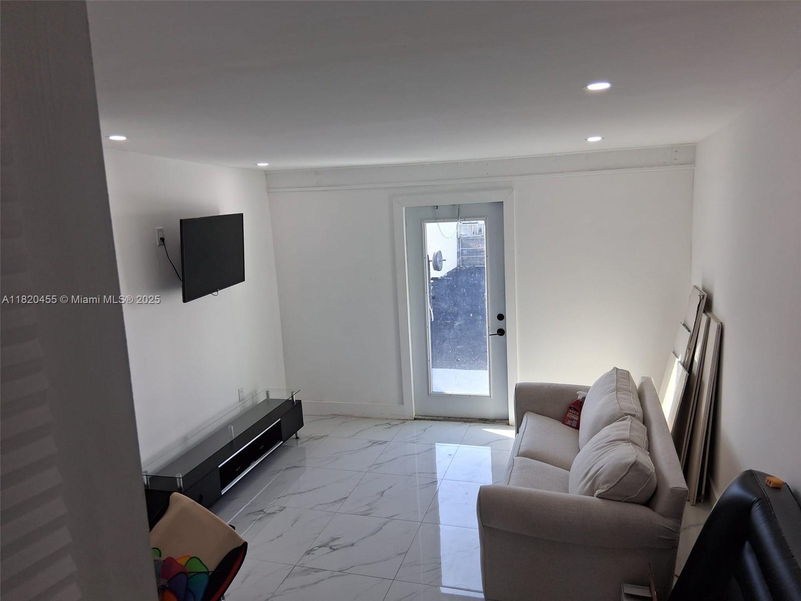 6TH ADDN TO HIALEAH - Residential Income