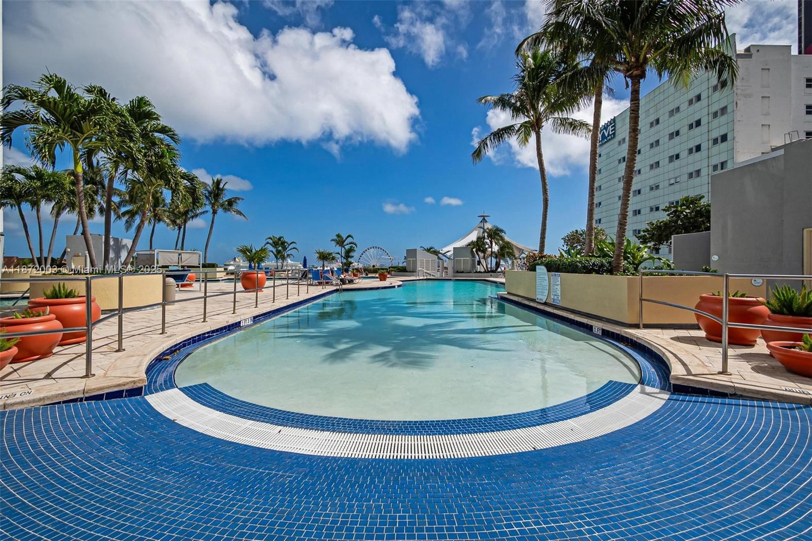 This contemporary one-bedroom apartment is situated in the vibrant heart of DOWNTOWN Miami near to Brickell, Miami Beach and Design district. The high ceilings give a loft style feeling to the unit. The upscale building offers an array of amenities, including a bar, clubhouse, cinema, spa with a sauna, fitness center, pool, concierge services, and round-the-clock security. It's conveniently located within walking distance of Whole Foods, Bayside Marketplace, the Perez Art Museum, the Frost Museum, the Kaseya Center, and the Adrienne Arsht Center. Please provide 24-hour notice to schedule a viewing of the unit.