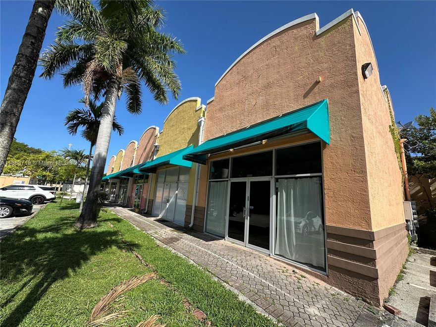 Clean store front on US1, near Hollywood, $2800 a month, 750SF, CAM included ,Great landlord.