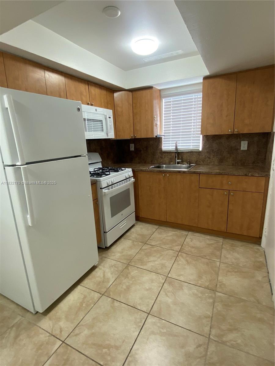 Great, quiet neighborhood, in South Miami - close to shopping centers, Palmetto Expressway, Dadeland Mall. Building has impact resistant windows and doors, laundry room and elevator. Remodeled 1/1 with plenty of closet space.
Includes: water, gas and 1 parking space. Maximum: 2 occupants. No Pets allowed.