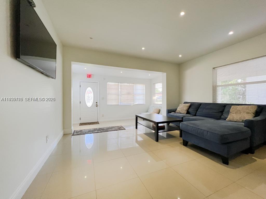 HOLLYWOOD PARK - Residential Lease