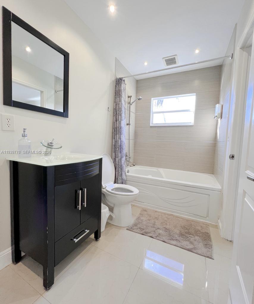 HOLLYWOOD PARK - Residential Lease